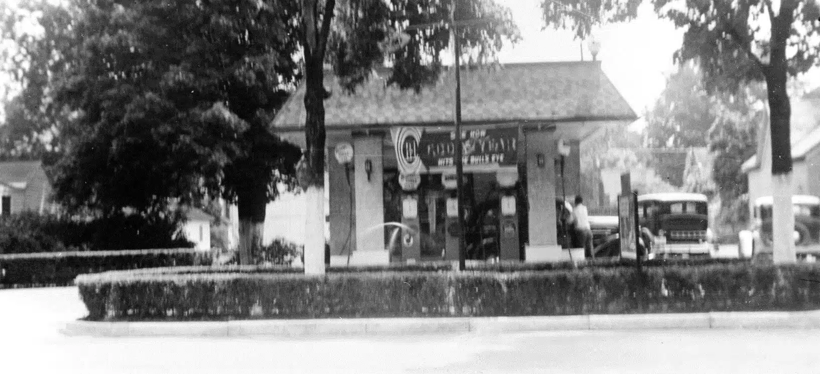 Photo with caption: Allie McCarty’s filling station as it looked in the early 1930s; built on the site right after the Meeks’ house was torn down. Courtesy of Allen Vonderheide.